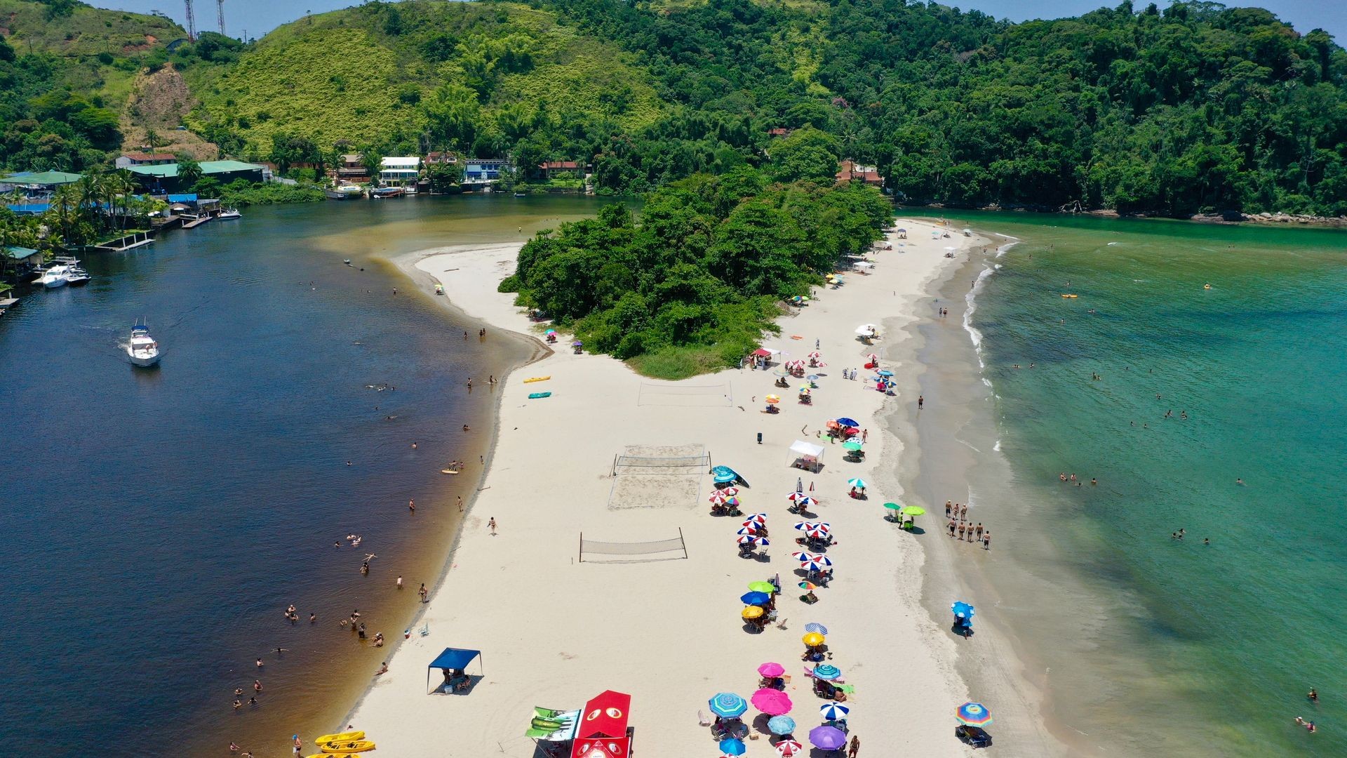 "Oferecemos aos nossos clientes um serviço exclusivo de praia, com marinheiro e transporte de boat para a travessia até a praia, incluindo cadeiras e guarda-sol. Conforto, segurança e exclusividade para sua melhor experiência!"