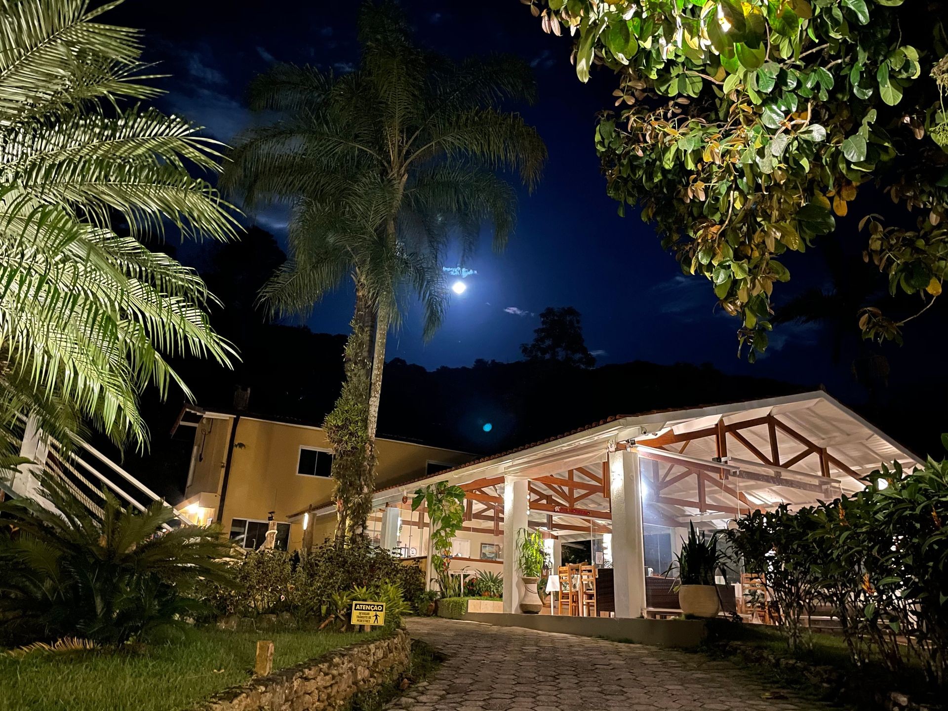 "Restaurante Canoa" tradicional em peixes frescos da ilha Montão de Trigo"