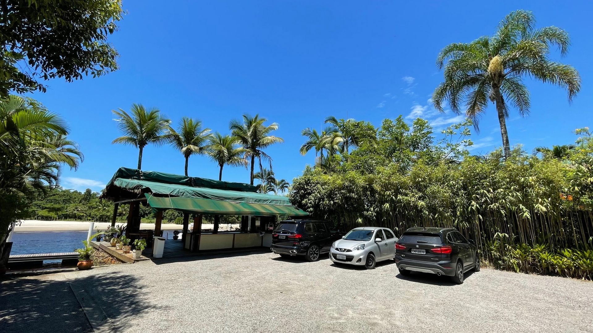 "Somos a única Marina e Garagem Náutica com estacionamento interno ao lado do pier de embarque e desembarque , garantindo segurança, conforto, privacidade e exclusividade aos nossos comandantes da marina"