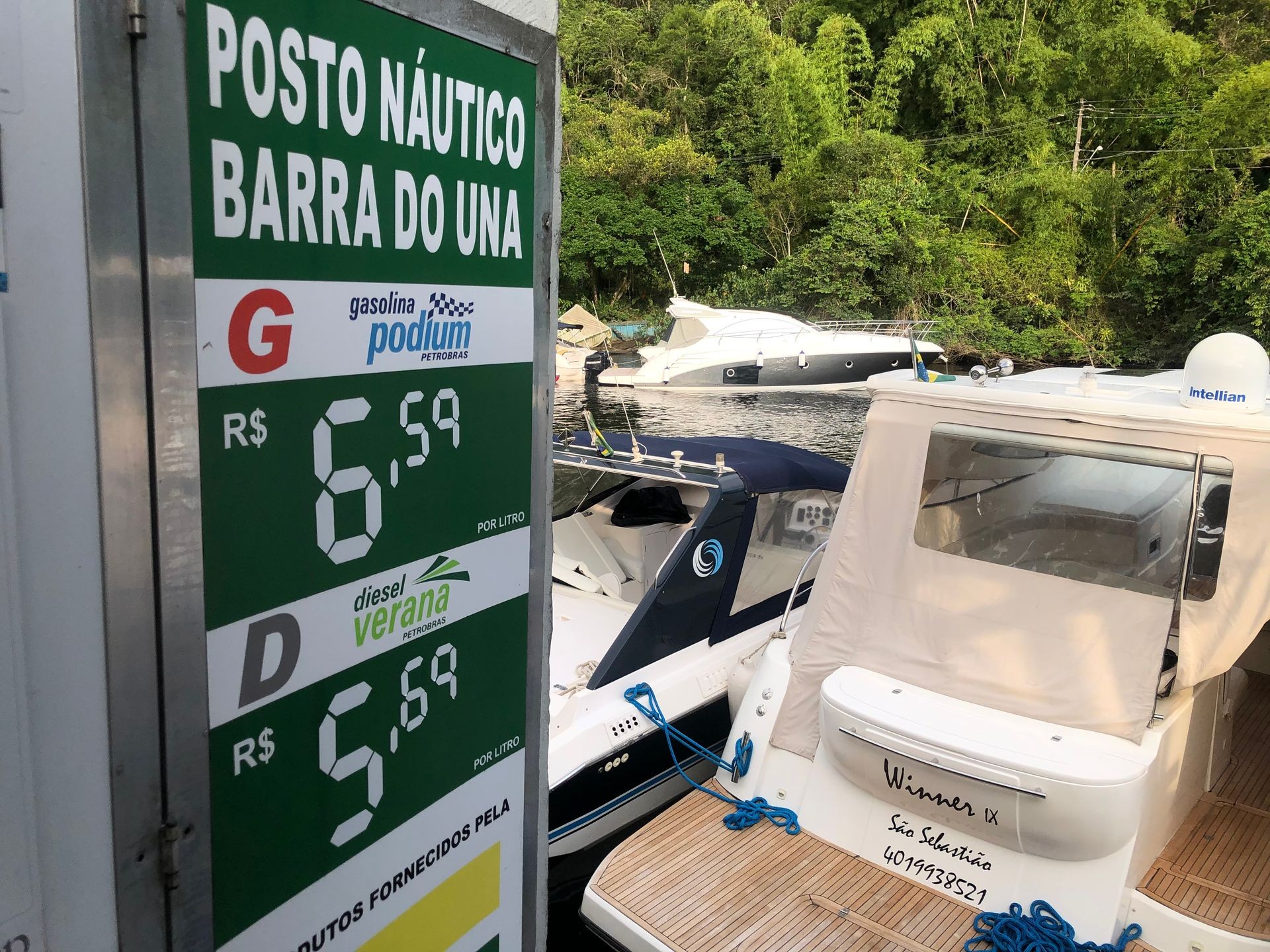 "posto náutico com abastecimento no pier do iate clube da Barra do "