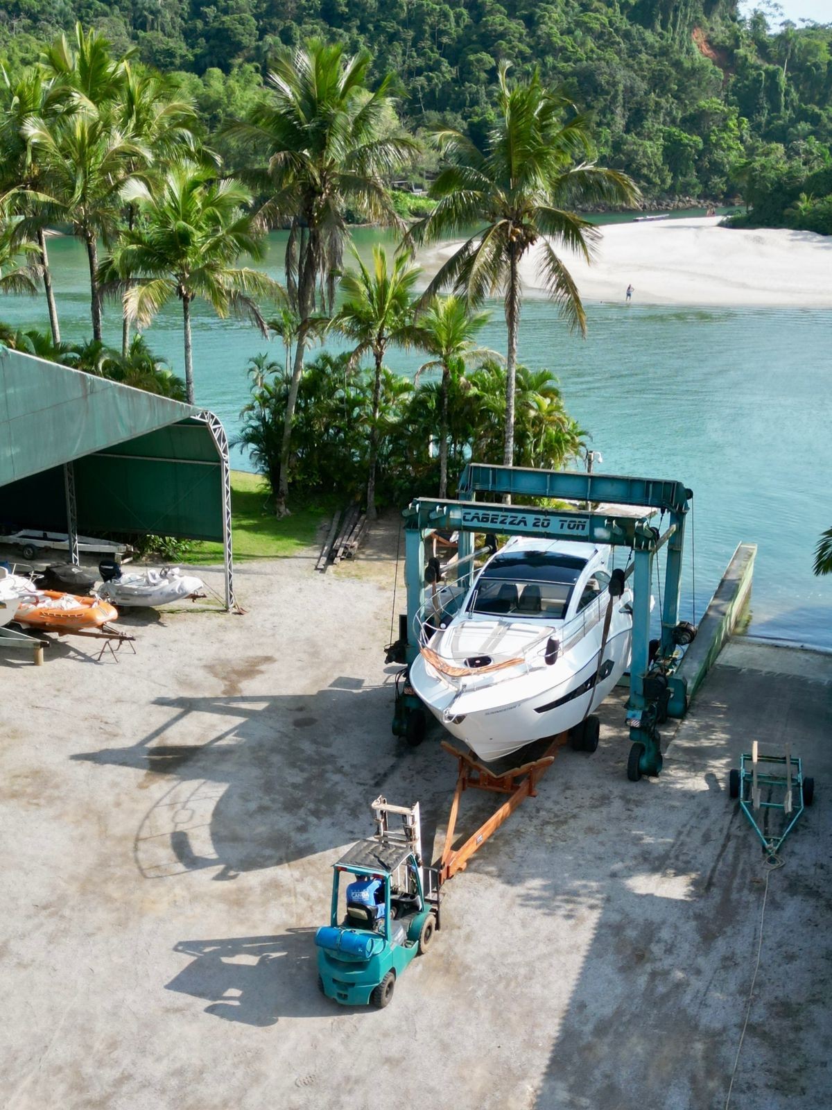 "Marina e Garagem Náutica no Litoral Norte de SP, com Travel Lift para colocar e tirar as embarcações de luxo da água"