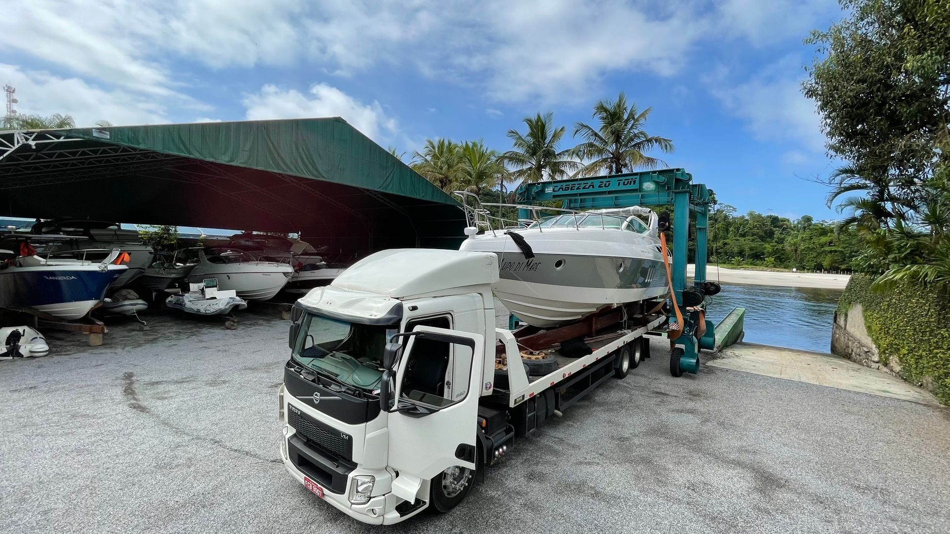 "carregar e descarregar as embarcações de cima dos caminhões plataforma com Travel Lift , facilidade na Barra do Una"
